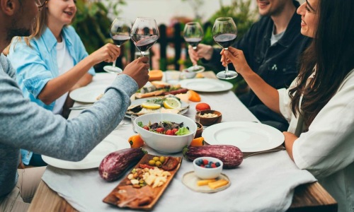 Best Restaurants Within Walking Distance | A group of people eating together